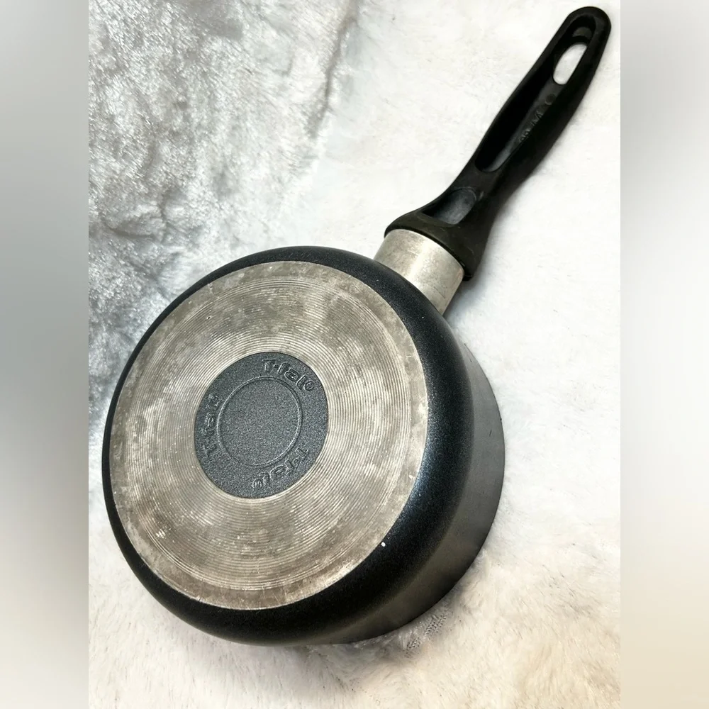 T-FAL NON STICK 1 QUART SAUCE PAN W/GLASS LID